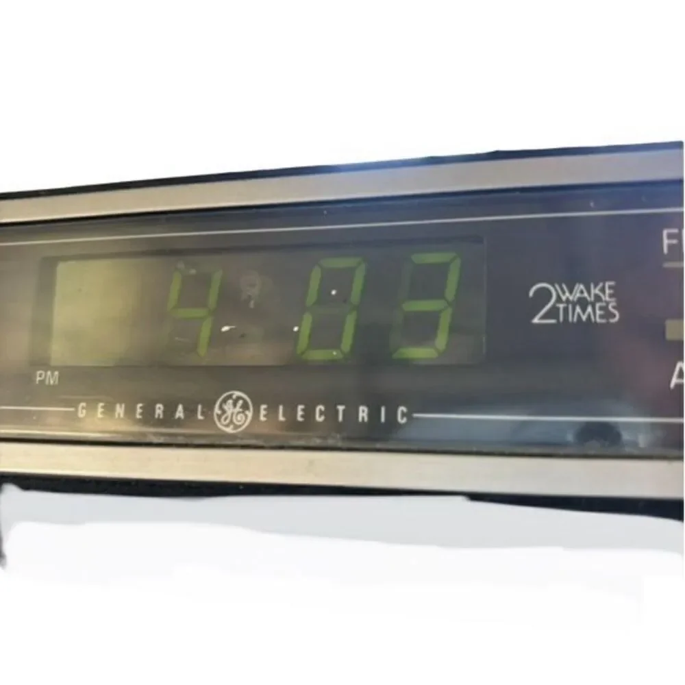 General Electric Model 7-4675A 2 Wake Times Clock Radio